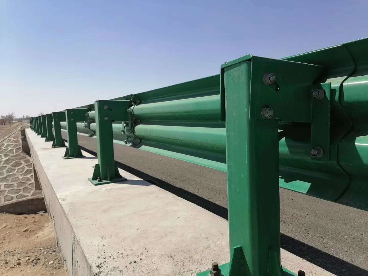 鄂州市鄂城区波形钢梁护栏板施工加安装