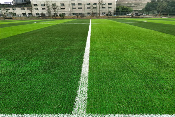 南通五人制足球场仿真草坪安装方法